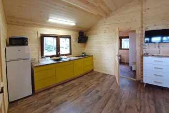 KORMORAN - Chalet Świerk, stue med køkkenkrog